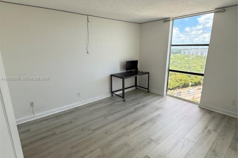 Condominio en alquiler en North Miami, Florida, 2 dormitorios, 83.61 m2 № 2247887 - foto 17