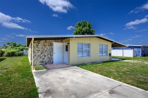 Villa ou maison à louer à Port Charlotte, Floride: 2 chambres, 111.85 m2 № 2220530 - photo 2
