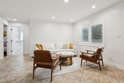 House in Miami, Florida 3 bedrooms, 153.85 sq.m. № 1967965 - photo 8