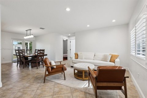 House in Miami, Florida 3 bedrooms, 153.85 sq.m. № 1967965 - photo 9