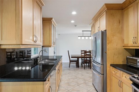 House in Miami, Florida 3 bedrooms, 153.85 sq.m. № 1967965 - photo 13