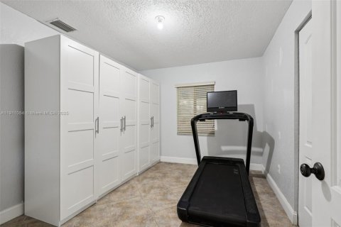 House in Miami, Florida 3 bedrooms, 153.85 sq.m. № 1967965 - photo 20