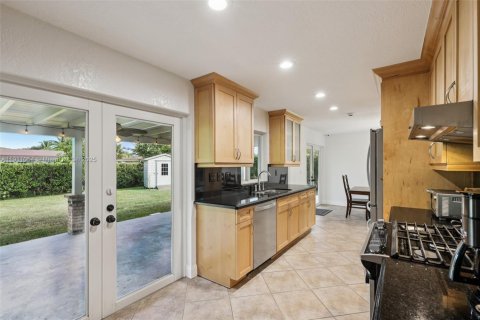 House in Miami, Florida 3 bedrooms, 153.85 sq.m. № 1967965 - photo 18