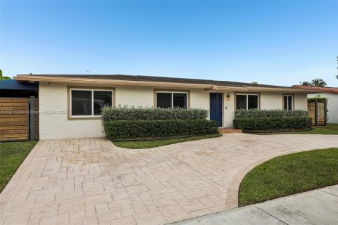 House in Miami, Florida 3 bedrooms, 153.85 sq.m. № 1967965 - photo 5