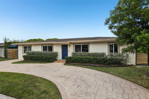 House in Miami, Florida 3 bedrooms, 153.85 sq.m. № 1967965 - photo 3