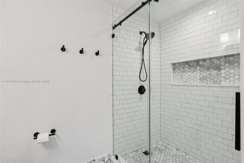 House in Miami, Florida 3 bedrooms, 153.85 sq.m. № 1967965 - photo 27