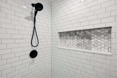 House in Miami, Florida 3 bedrooms, 153.85 sq.m. № 1967965 - photo 29