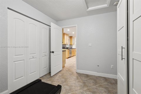 House in Miami, Florida 3 bedrooms, 153.85 sq.m. № 1967965 - photo 19