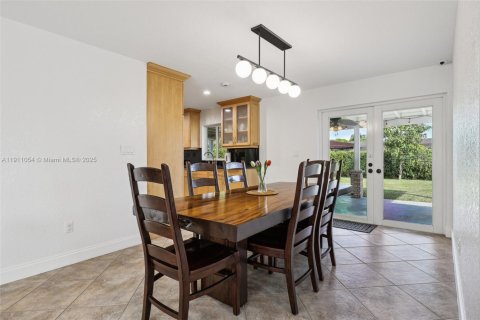 House in Miami, Florida 3 bedrooms, 153.85 sq.m. № 1967965 - photo 10