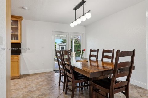 House in Miami, Florida 3 bedrooms, 153.85 sq.m. № 1967965 - photo 11