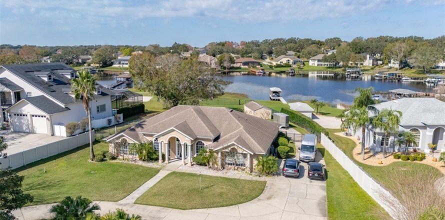 House in Clermont, Florida 4 bedrooms, 232.26 sq.m. № 1530735