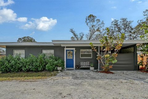 House in Sarasota, Florida 4 bedrooms, 133.59 sq.m. № 1516249 - photo 1