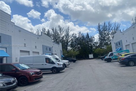 Propiedad comercial en alquiler en Miami, Florida № 1210251 - foto 1
