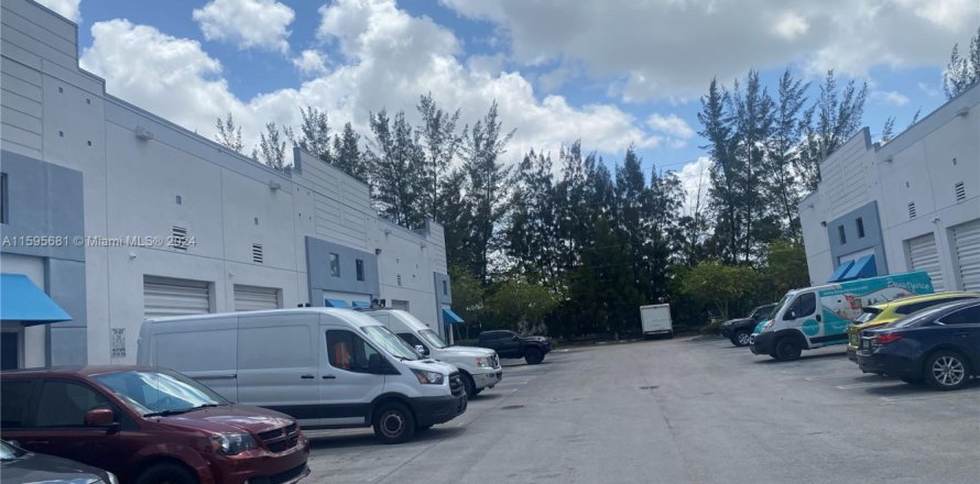 Propiedad comercial en Miami, Florida № 1210251