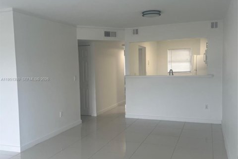 Copropriété à louer à Miami, Floride: 3 chambres, 93.74 m2 № 2007284 - photo 2