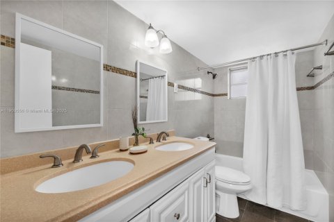 Casa en venta en Miami Shores, Florida, 4 dormitorios, 245.45 m2 № 1966093 - foto 23