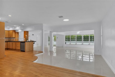 Casa en venta en Miami Shores, Florida, 4 dormitorios, 245.45 m2 № 1966093 - foto 4
