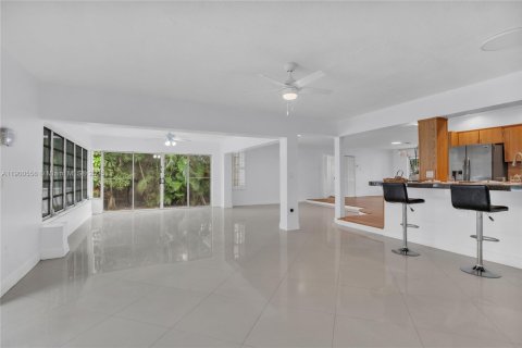 Casa en venta en Miami Shores, Florida, 4 dormitorios, 245.45 m2 № 1966093 - foto 3
