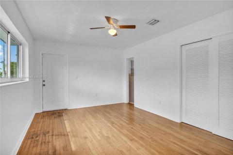 Casa en venta en Miami Shores, Florida, 4 dormitorios, 245.45 m2 № 1966093 - foto 16