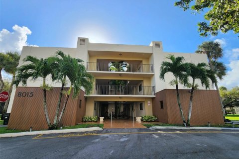 Condo in Miami, Florida, 4 bedrooms  № 1861212 - photo 2