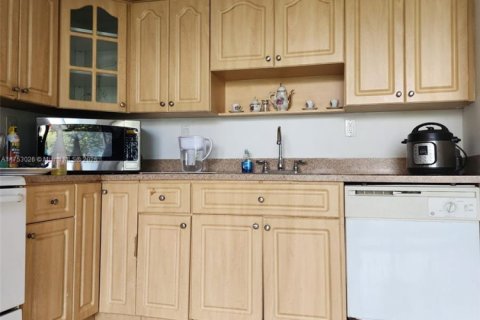 Condo in Miami, Florida, 4 bedrooms  № 1861212 - photo 5