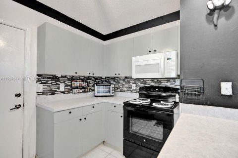 Купить таунхаус в Корал-Спрингс, Флорида 3 спальни, 141.58м2, № 1983947 - фото 18