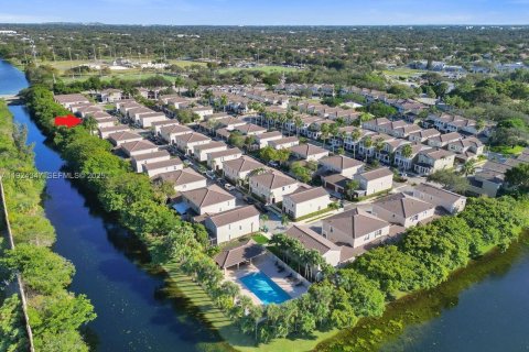 Купить таунхаус в Корал-Спрингс, Флорида 3 спальни, 141.58м2, № 1983947 - фото 2