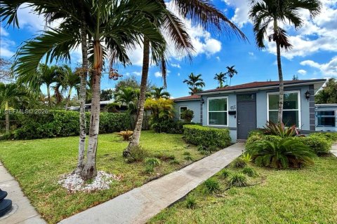 Propiedad comercial en Miami, Florida 138.05 m2 № 2030437