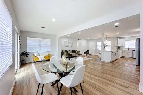 House in Orlando, Florida 4 bedrooms, 130.25 sq.m. № 1879202 - photo 12