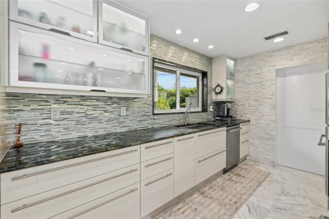 Villa ou maison à vendre à Sarasota, Floride: 4 chambres, 297.66 m2 № 2418418 - photo 18
