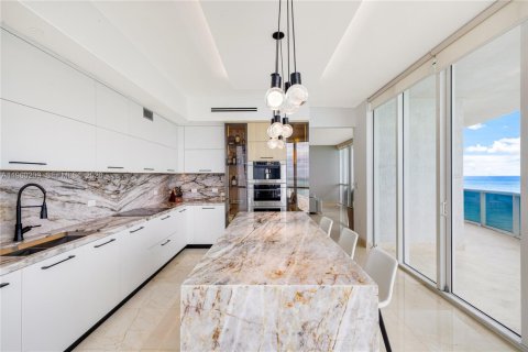 Купить кондоминиум в Санни-Айлс-Бич, Флорида 3 спальни, 257.15м2, № 2024417 - фото 9