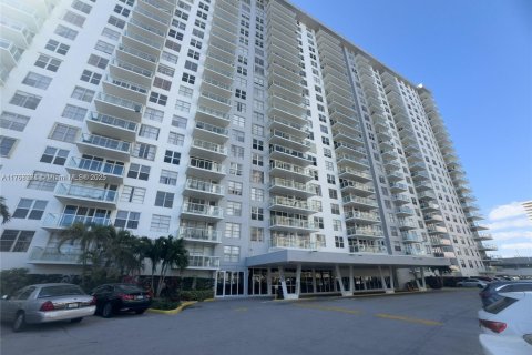 Condo in Sunny Isles Beach, Florida, 2 bedrooms  № 1585180 - photo 1
