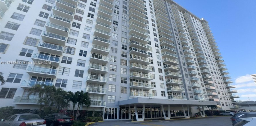 Condo in Sunny Isles Beach, Florida, 2 bedrooms  № 1585180