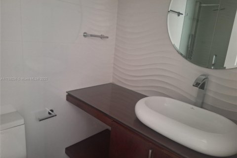 Condo in Sunny Isles Beach, Florida, 2 bedrooms  № 1585180 - photo 23