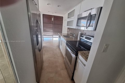 Condo in Sunny Isles Beach, Florida, 2 bedrooms  № 1585180 - photo 12