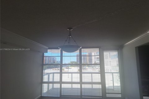 Condo in Sunny Isles Beach, Florida, 2 bedrooms  № 1585180 - photo 13
