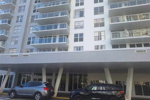 Condo in Sunny Isles Beach, Florida, 2 bedrooms  № 1585180 - photo 3
