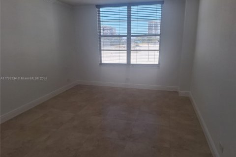 Condo in Sunny Isles Beach, Florida, 2 bedrooms  № 1585180 - photo 25