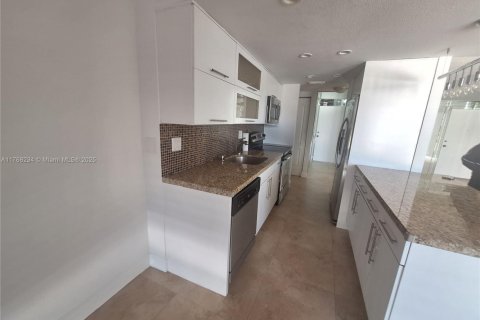 Condo in Sunny Isles Beach, Florida, 2 bedrooms  № 1585180 - photo 11