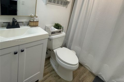 Condo in Sunrise, Florida, 2 bedrooms  № 1806252 - photo 22