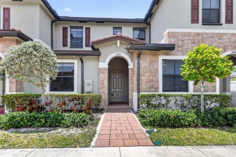 Adosado en venta en Hialeah, Florida, 3 dormitorios, 123.75 m2 № 2434095 - foto 2