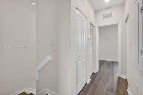 Adosado en venta en Hialeah, Florida, 3 dormitorios, 123.75 m2 № 2434095 - foto 29