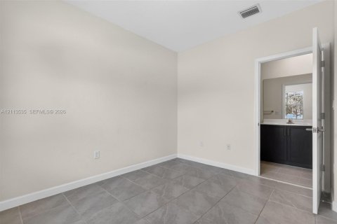 Adosado en venta en Hialeah, Florida, 3 dormitorios, 123.75 m2 № 2434095 - foto 26