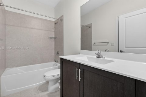 Adosado en venta en Hialeah, Florida, 3 dormitorios, 123.75 m2 № 2434095 - foto 27