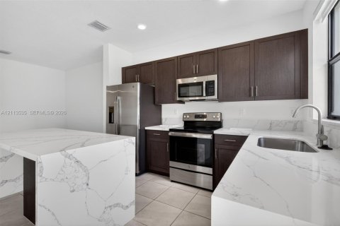 Adosado en venta en Hialeah, Florida, 3 dormitorios, 123.75 m2 № 2434095 - foto 9
