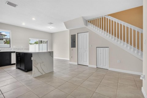 Adosado en venta en Hialeah, Florida, 3 dormitorios, 123.75 m2 № 2434095 - foto 15