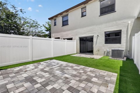 Adosado en venta en Hialeah, Florida, 3 dormitorios, 123.75 m2 № 2434095 - foto 20