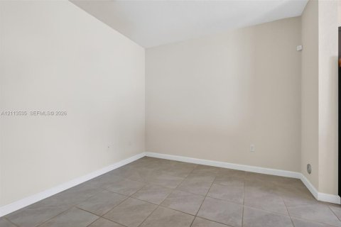 Adosado en venta en Hialeah, Florida, 3 dormitorios, 123.75 m2 № 2434095 - foto 22