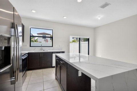 Adosado en venta en Hialeah, Florida, 3 dormitorios, 123.75 m2 № 2434095 - foto 8