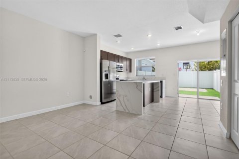 Adosado en venta en Hialeah, Florida, 3 dormitorios, 123.75 m2 № 2434095 - foto 7